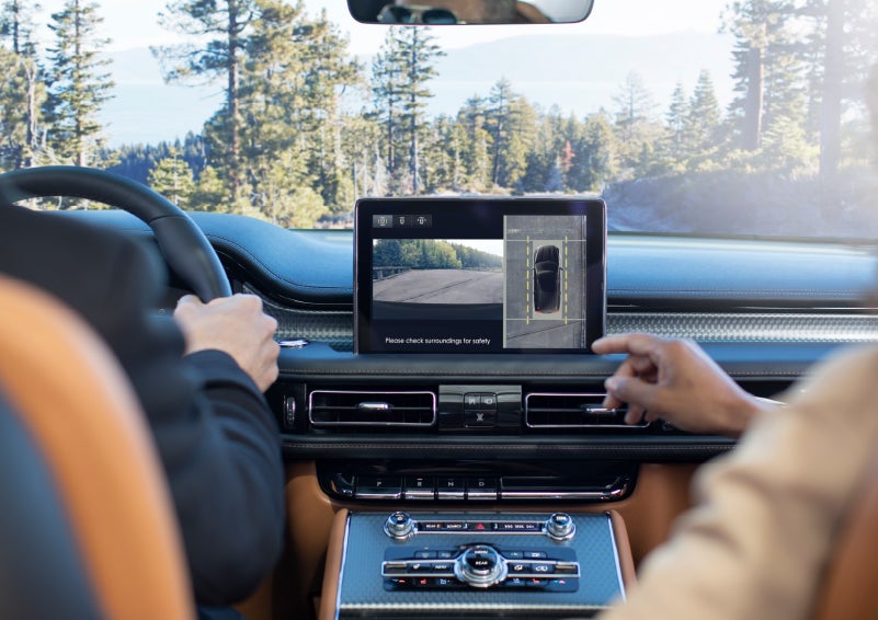 The available 360-Degree Camera shows a bird's-eye view of a Lincoln Aviator® SUV | Seekins Lincoln in Fairbanks AK