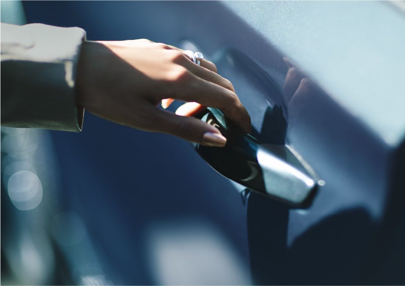 A hand gracefully grips the Light Touch Handle of a 2023 Lincoln Aviator® SUV to demonstrate its ease of use | Seekins Lincoln in Fairbanks AK