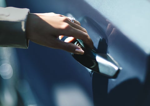 A hand gracefully grips the Light Touch Handle of a 2024 Lincoln Aviator® SUV to demonstrate its ease of use | Seekins Lincoln in Fairbanks AK