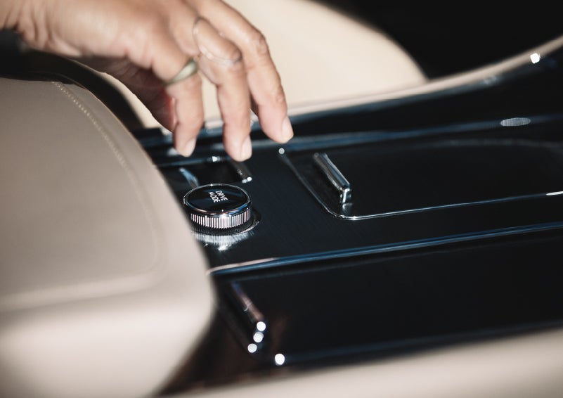 A hand reaching for the Lincoln Drive Modes knob of a 2024 Lincoln Aviator® SUV | Seekins Lincoln in Fairbanks AK