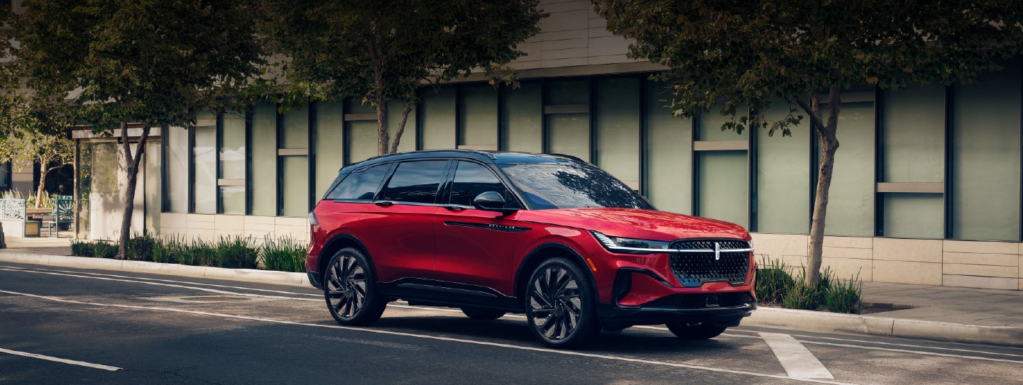 A 2025 Lincoln Nautilus® SUV with an available hybrid powertrain is parked in an urban setting. | Seekins Lincoln in Fairbanks AK