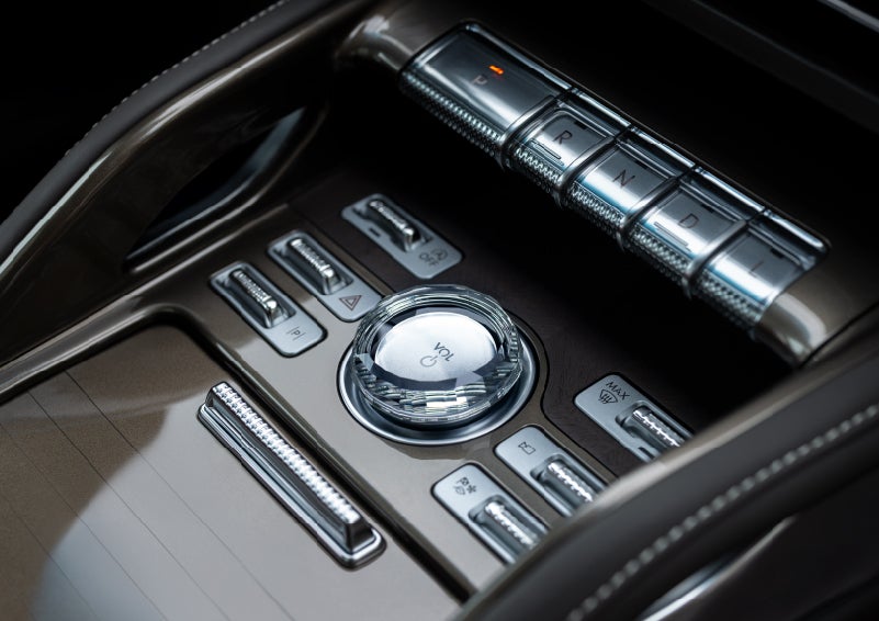 A crystal-inspired volume knob is shown in the center floor console of a 2025 Lincoln Nautilus® SUV. | Seekins Lincoln in Fairbanks AK