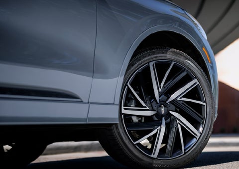 The wheel of the 2027 Lincoln Aviator® Black Label™ SUV is shown slightly angled out. | Seekins Lincoln in Fairbanks AK